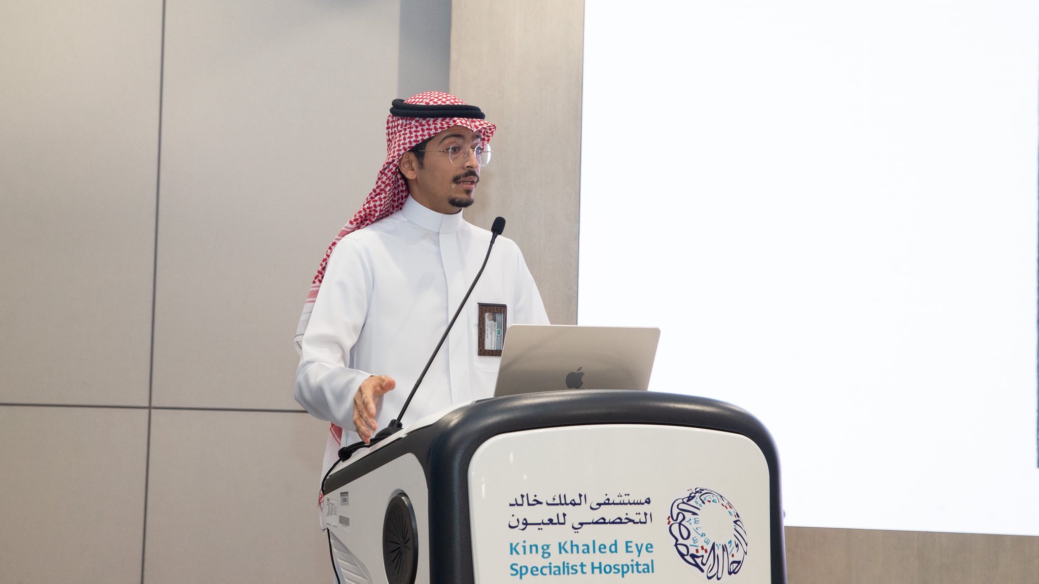 تعزيز الجودة والكفاءة: ورشة أتمتة الأعمال باستخدام تقنيات الذكاء الاصطناعي في مستشفى الملك خالد التخصصي للعيون ومركز الأبحاث